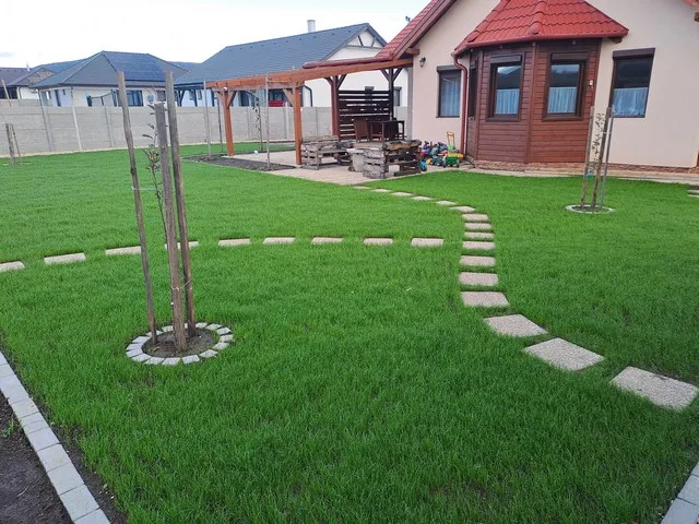 Kertátalakítás után füvesítéssel és növényültetéssel